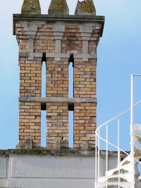 Soubor:Brick chimney stack, Oldway Mansion, Paignton - geograph.org.uk - 699421.jpg
