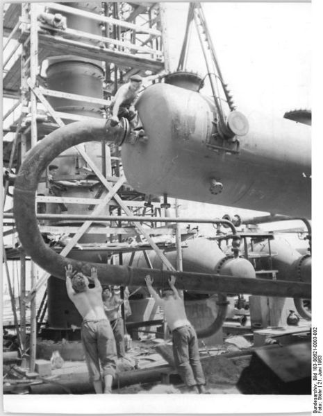 Soubor:Bundesarchiv Bild 183-B0621-0003-002, VEB Erdölverarbeitungswerk Schwedt, Rohöldestillation.jpg