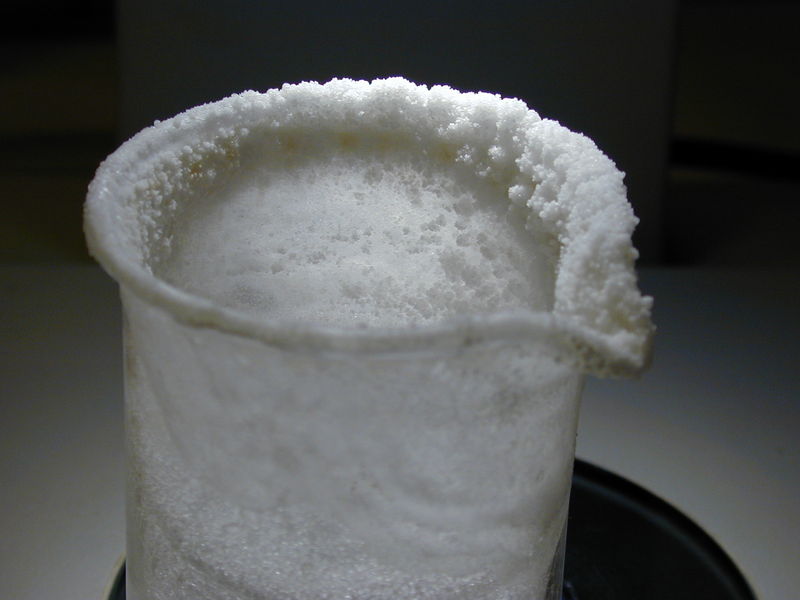 Soubor:NaCl-zoutkristallen op Schott Duran 100 ml.JPG