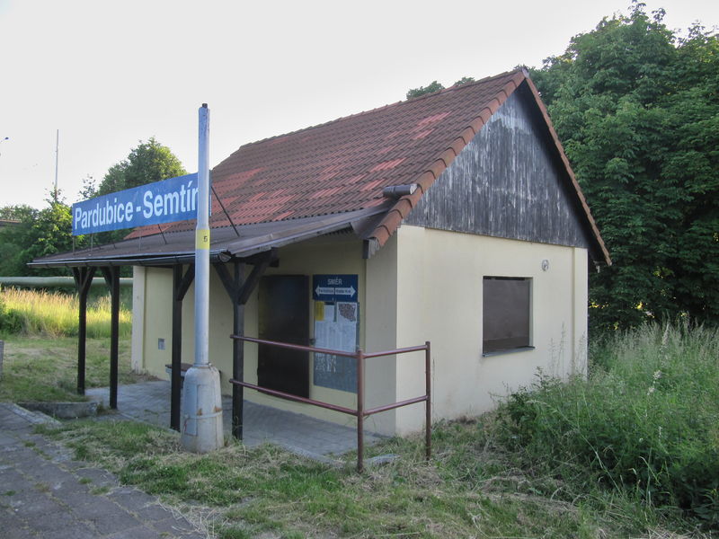 Soubor:Pardubice-Semtín, železniční zastávka.jpg