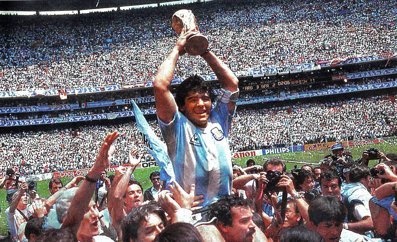 Soubor:Maradona cup azteca.jpg