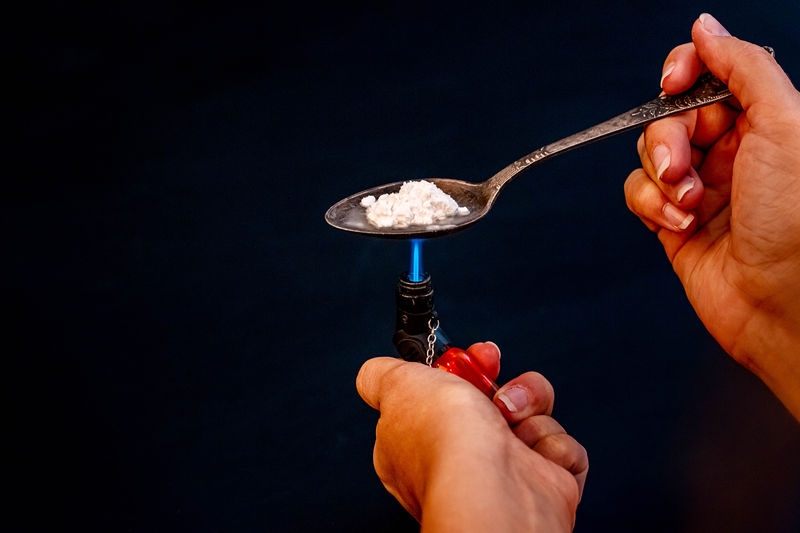Soubor:Addiction and drugs. Preparing drugs with a spoon and lighter-Flickr.jpg