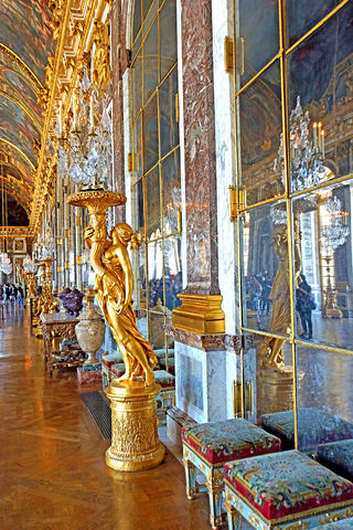 Zrcadlový sál je velkolepá barokní galerie umístěná ve Versailles.