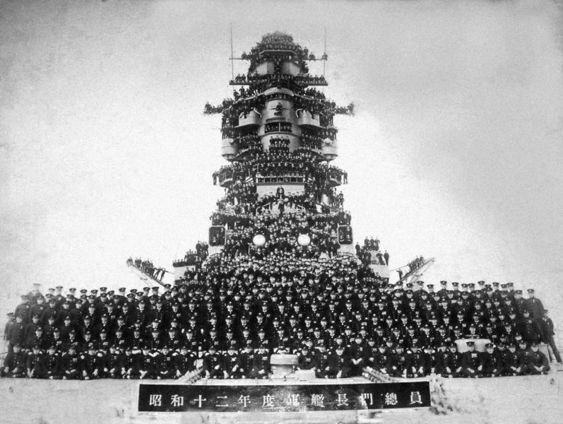 Soubor:IJN battleship Nagato and her all crewmembers.jpg