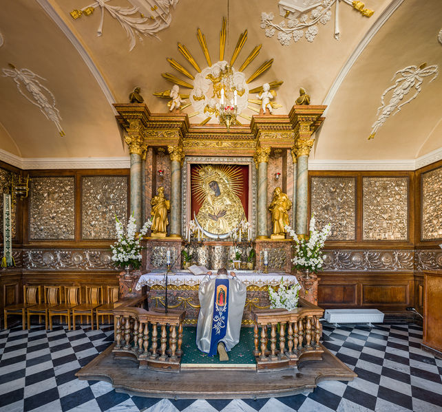 Soubor:Our Lady of the Gate of Dawn Interior During Service, Vilnius, Lithuania - Diliff.jpg