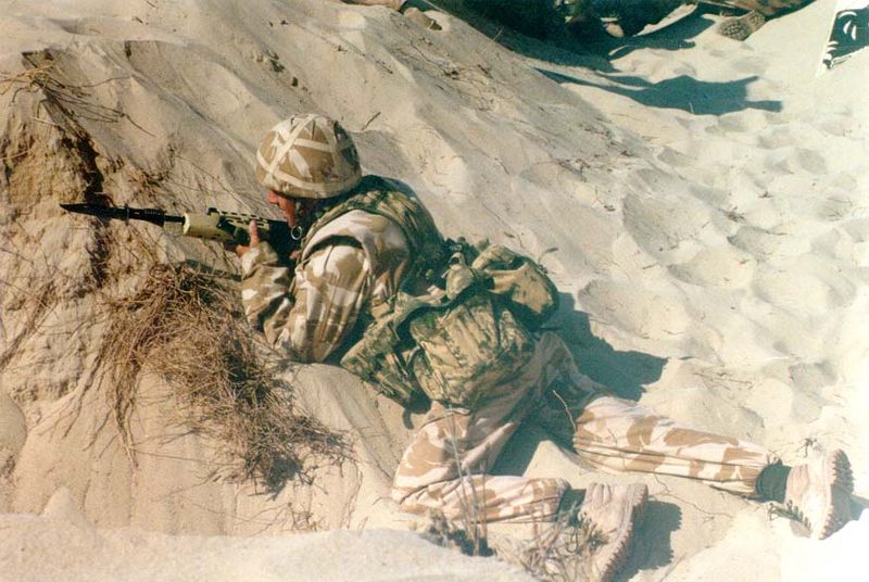 Soubor:British soldier during Operation Desert Shield.jpg