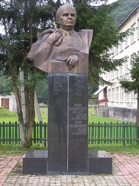 Soubor:Pomník Ivana Olbrachta v Koločavě.jpg