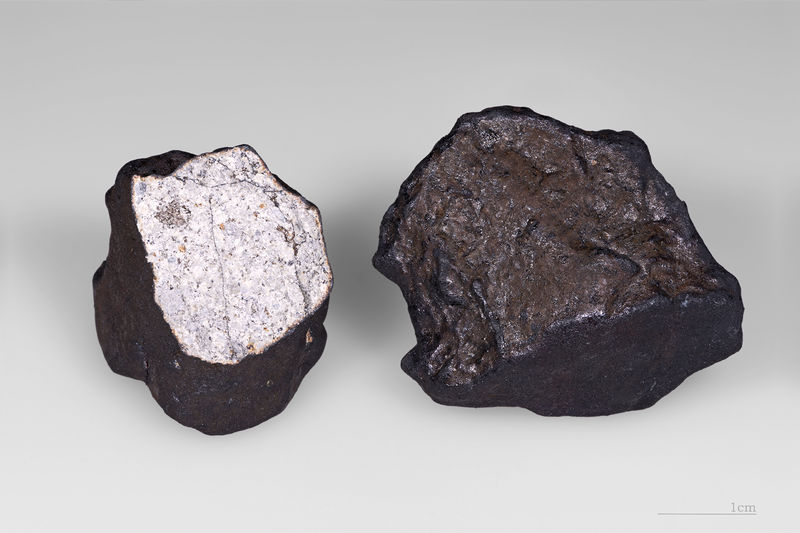 Soubor:2 Cheljabinsk meteorite fragment.jpg