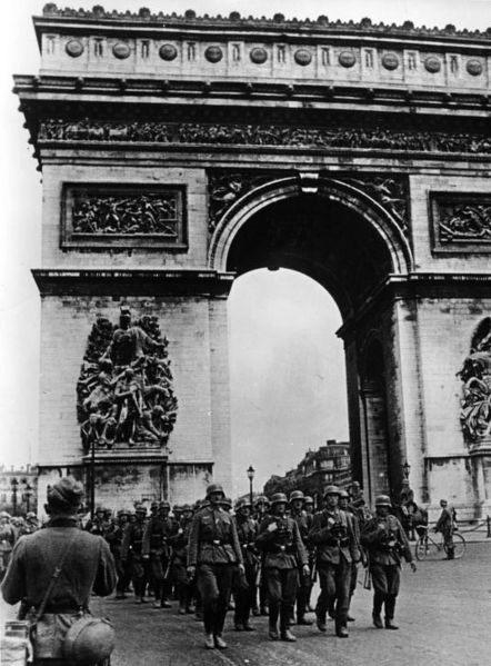 Soubor:Bundesarchiv Bild 101I-126-0347-09A, Paris, Deutsche Truppen am Arc de Triomphe.jpg
