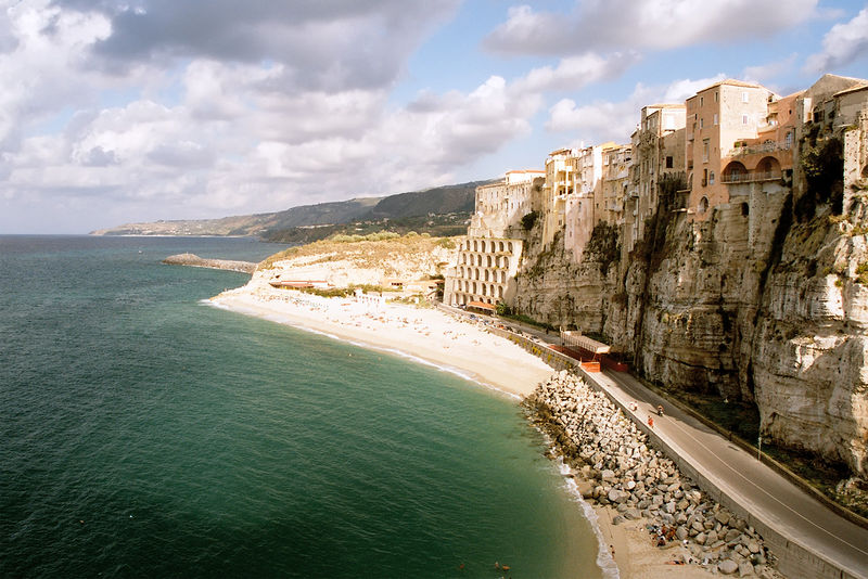 Soubor:Cliff at Tropea, Italy, Sep 2005.jpg