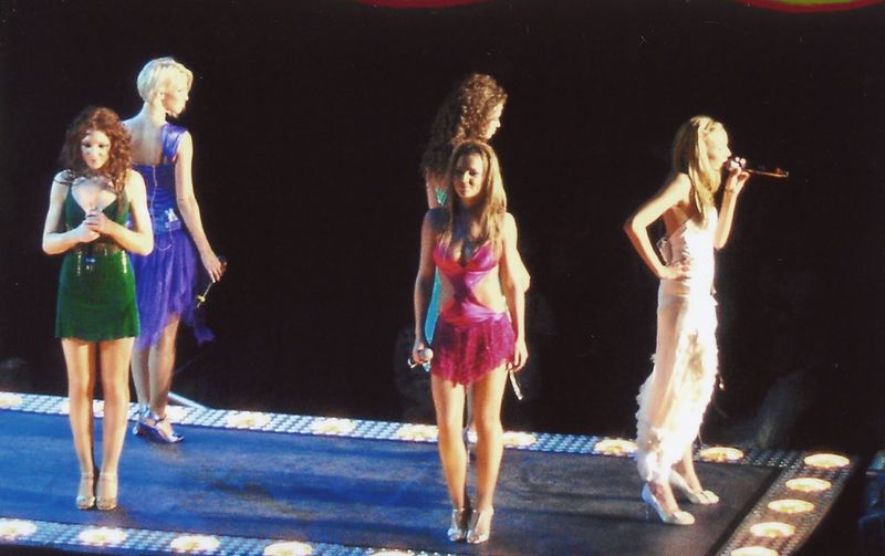 Soubor:Girls Aloud - I'll Stand By You 2 (Chemistry Tour).jpg