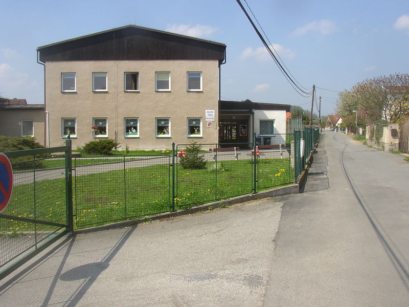 Soubor:Mirosovice PH CZ elementary school Skolni street towards W 070.jpg