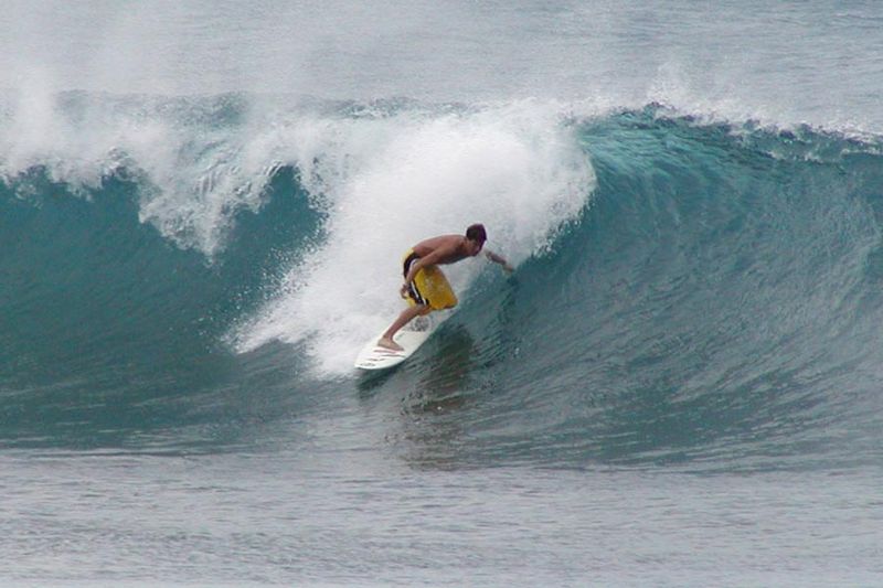 Soubor:Oahu North Shore surfing hand drag.jpg