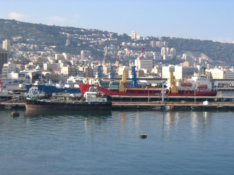 Soubor:Port of Haifa, viewed from the sea.jpg