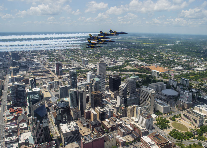 Soubor:Blue Angels honored frontline workers with formation flights over Nashville and Little Rock. (49897946906).jpg