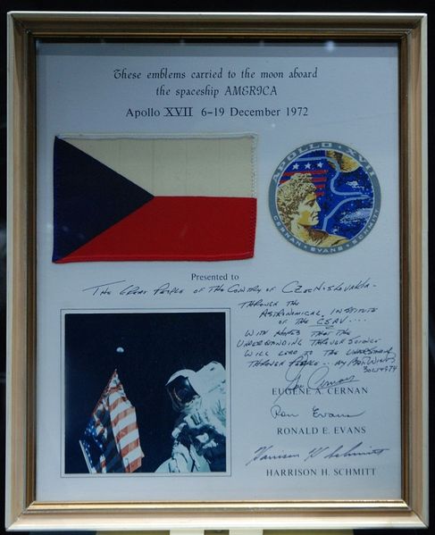 Soubor:Czech flag on Apollo17 board.jpg