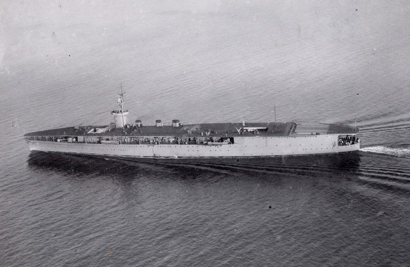 Soubor:Japanese aircraft carrier Hōshō Tokyo Bay.jpg