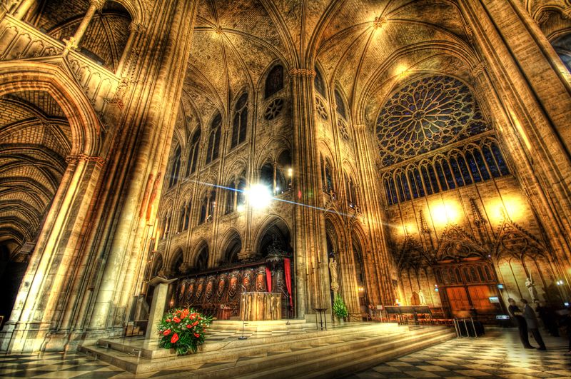 Soubor:The High Altar and the Inner Cloister of Notre Dame.jpg