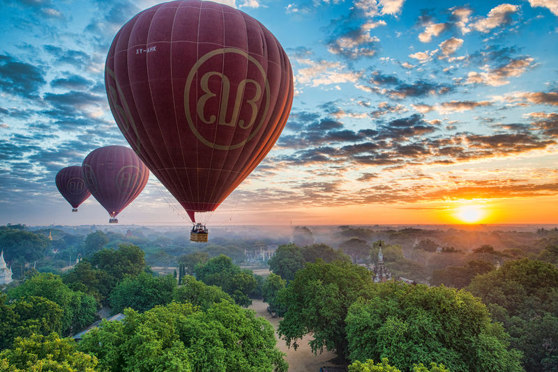 Soubor:Balloons over Bagan (15628506247).jpg