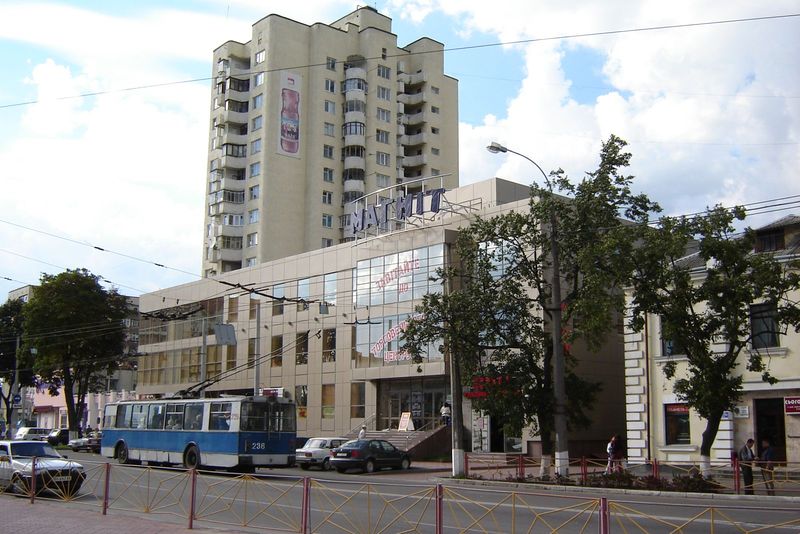 Soubor:Khmelnitsky, Podilska St, near Trade Center, 2005 08 10.jpg