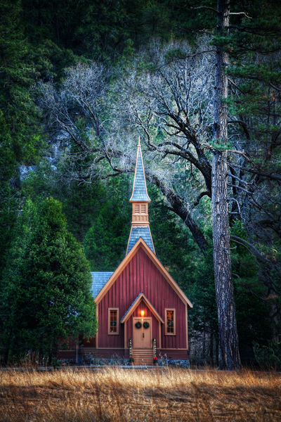 Soubor:Little Church in Yosemite HDR.jpg