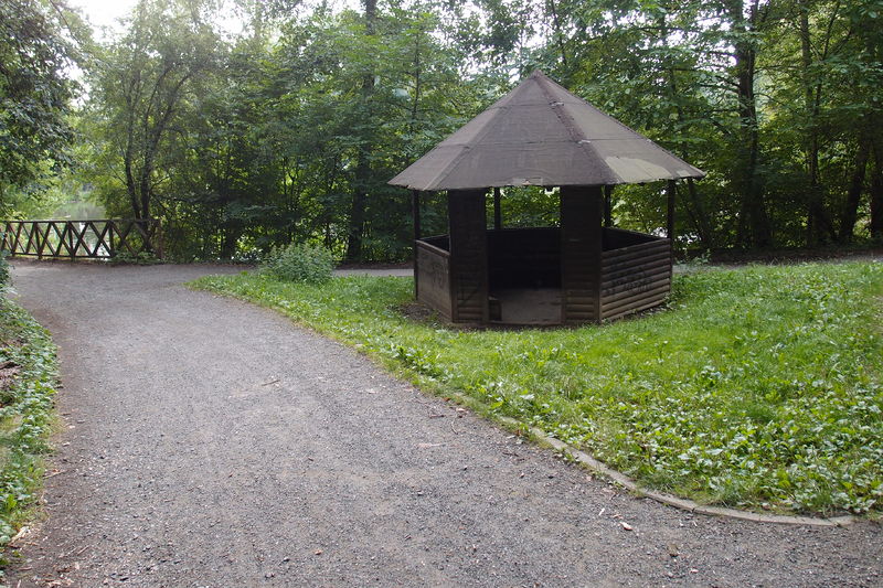 Soubor:Small summerhouse Kunratický forest Prague 02.JPG