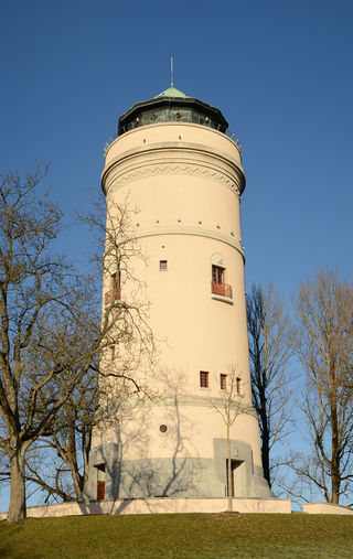 Vodárenská věž Bruderholz je 36 metrů vysoká věž.