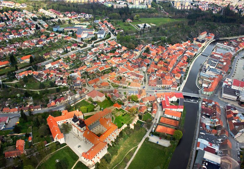 Soubor:Letecký pohled na památku UNESCO v Třebíči.jpg