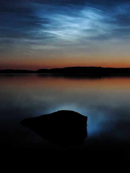 Soubor:Noctilucent clouds over saimaa.jpg
