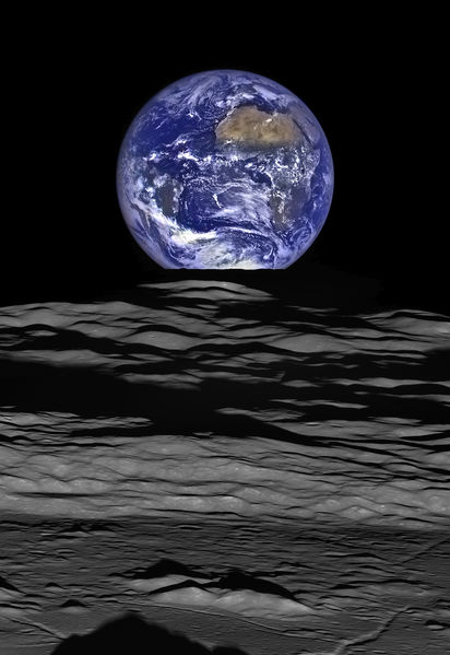 Soubor:Earthrise over Compton crater -LRO full res.jpg