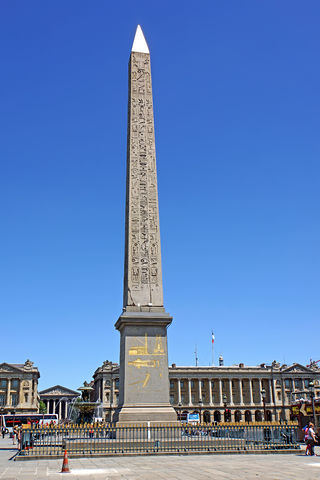 Slavný monolitický obelisk z roku 1833.