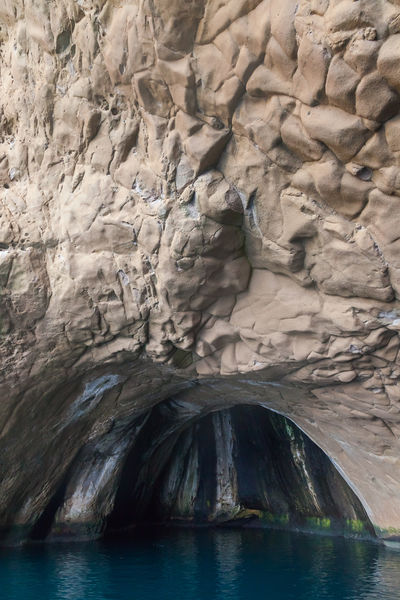 Soubor:Cueva en los acantilados de Heimaey, Islas Vestman, Suðurland, Islandia, 2014-08-17, DD 084.jpg