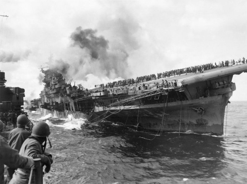 Soubor:Attack on carrier USS Franklin 19 March 1945.jpg