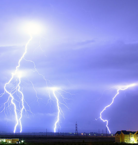 Soubor:Lightning over Oradea Romania cropped.jpg