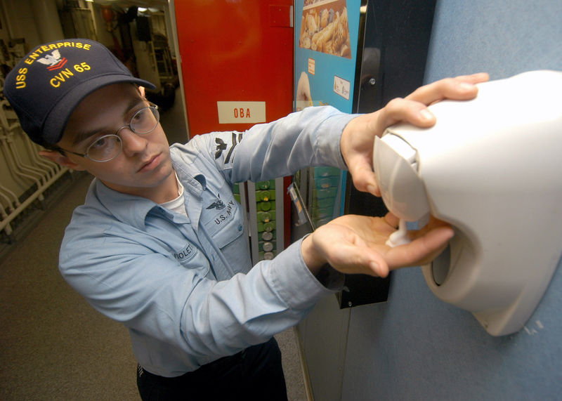 Soubor:US Navy 040317-N-7408M-004 Photographers Mate 2nd Class David Laviolette, of Fort Worth, Texas, stops to sanitize his hands with waterless cleanser before eating lunch.jpg