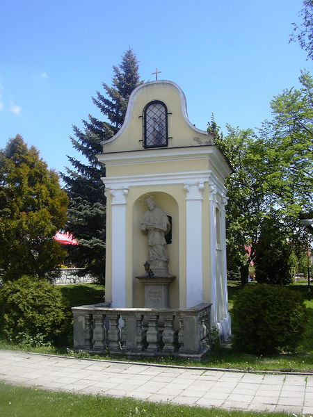Soubor:Zvonice se soškou sv. Jana Nepomuckého a sv. Floriana.jpg