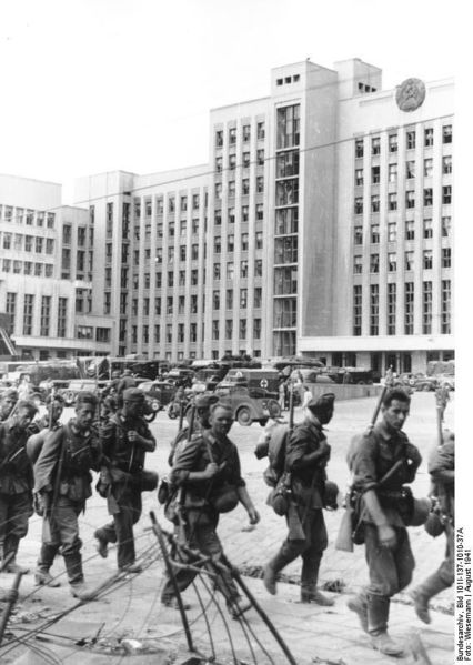 Soubor:Bundesarchiv Bild 101I-137-1010-37A, Minsk, deutsche Truppen vor modernen Gebäuden.jpg