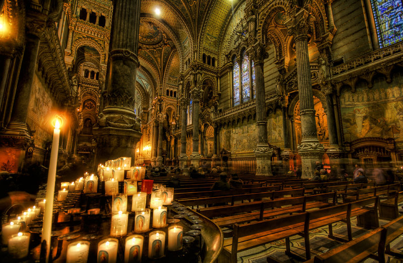 Soubor:A Votive in the Dark Cathedral.jpg