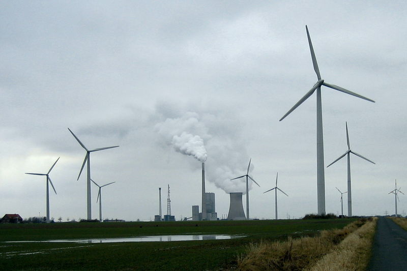 Soubor:Kohlekraftwerk Mehrum Windräder.jpg