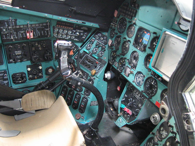 Soubor:Helicopter Cockpit Mil Mi-24D Hind.jpg