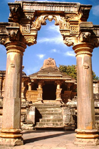 Soubor:Nagda(Rajasthan)Torana.jpg
