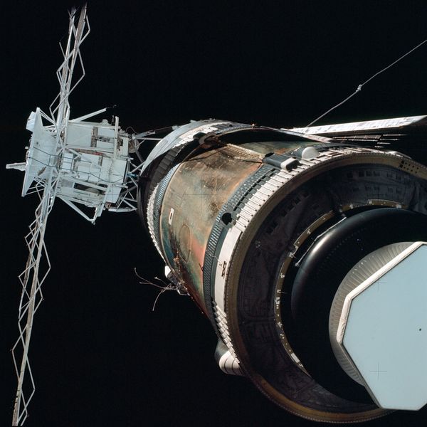 Soubor:Skylab Station Viewed by Skylab 2 Command Module - GPN-2000-001709.jpg