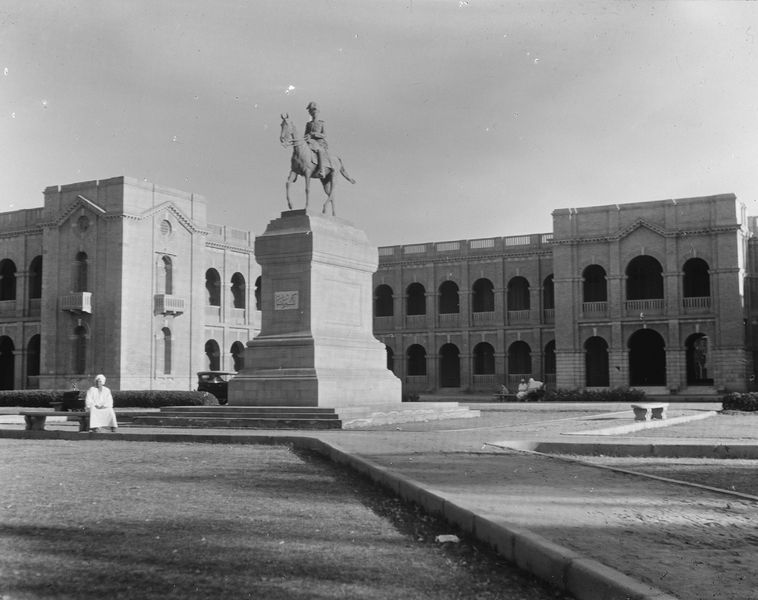 Soubor:Sudan Khartoum Government Offices And Kitchner Statue 1936.jpg