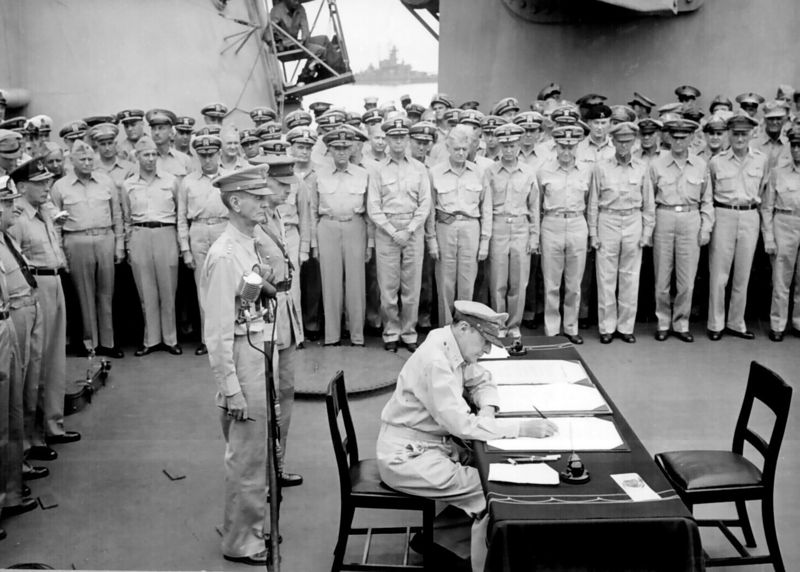 Soubor:Douglas MacArthur signs formal surrender.jpg