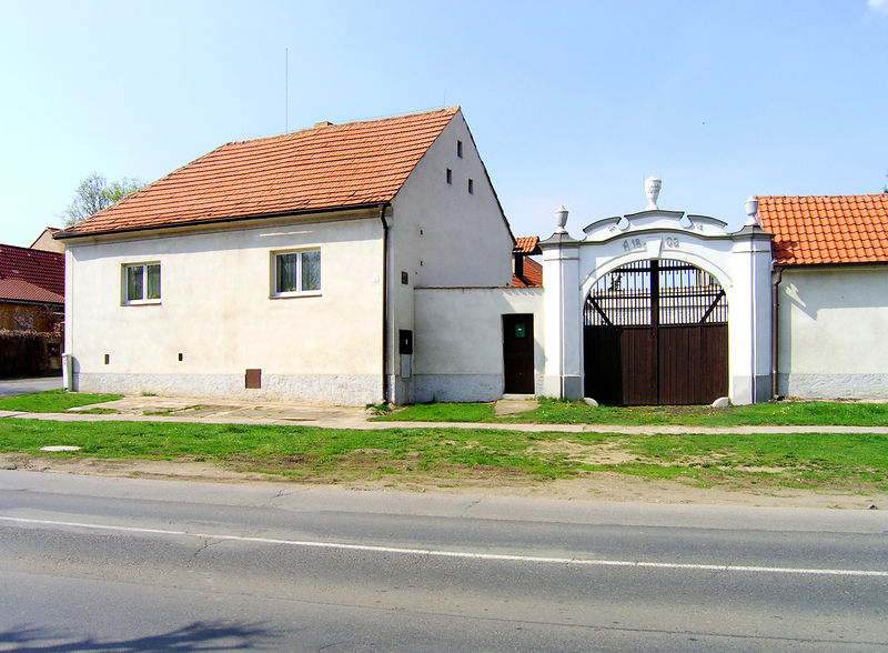 Soubor:Mratín, Kostelecká str, Old Farm.jpg