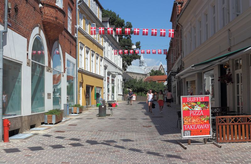 Soubor:Sct Matthias Gade crossing St Sct Mikkels Gade looking to the East towards Viborg Cathedral 2014-07-09.jpg
