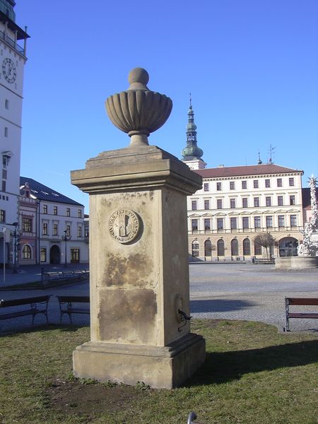 Soubor:Studna na náměstí (Vyškov- czech republic).JPG