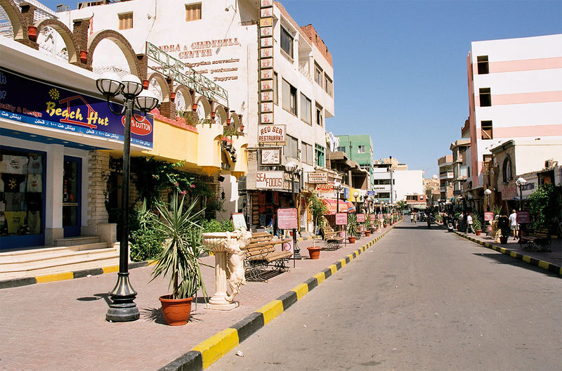 Soubor:Bazaar Street, El Dahar, Hurghada, Egypt, Oct 2004.jpg