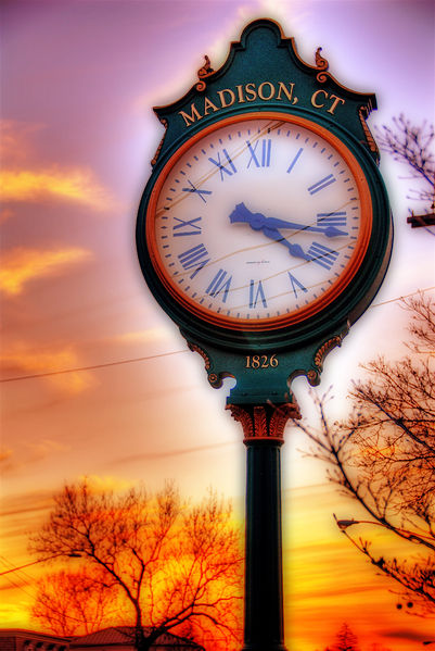 Soubor:Town clock-3-Madison-CT-HDR-Flickr.jpg