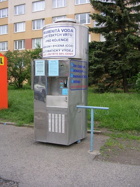 Soubor:Automat na prodej vody.jpg